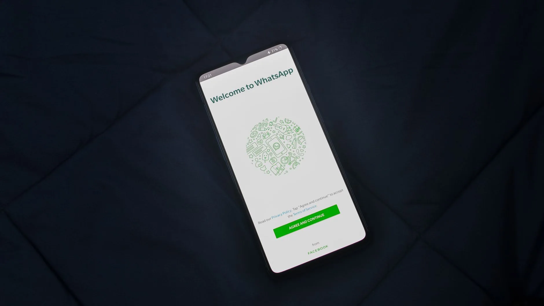 Telemóvel com uma conversa de atendimento no WhatsApp Business pousado num balcão de loja
