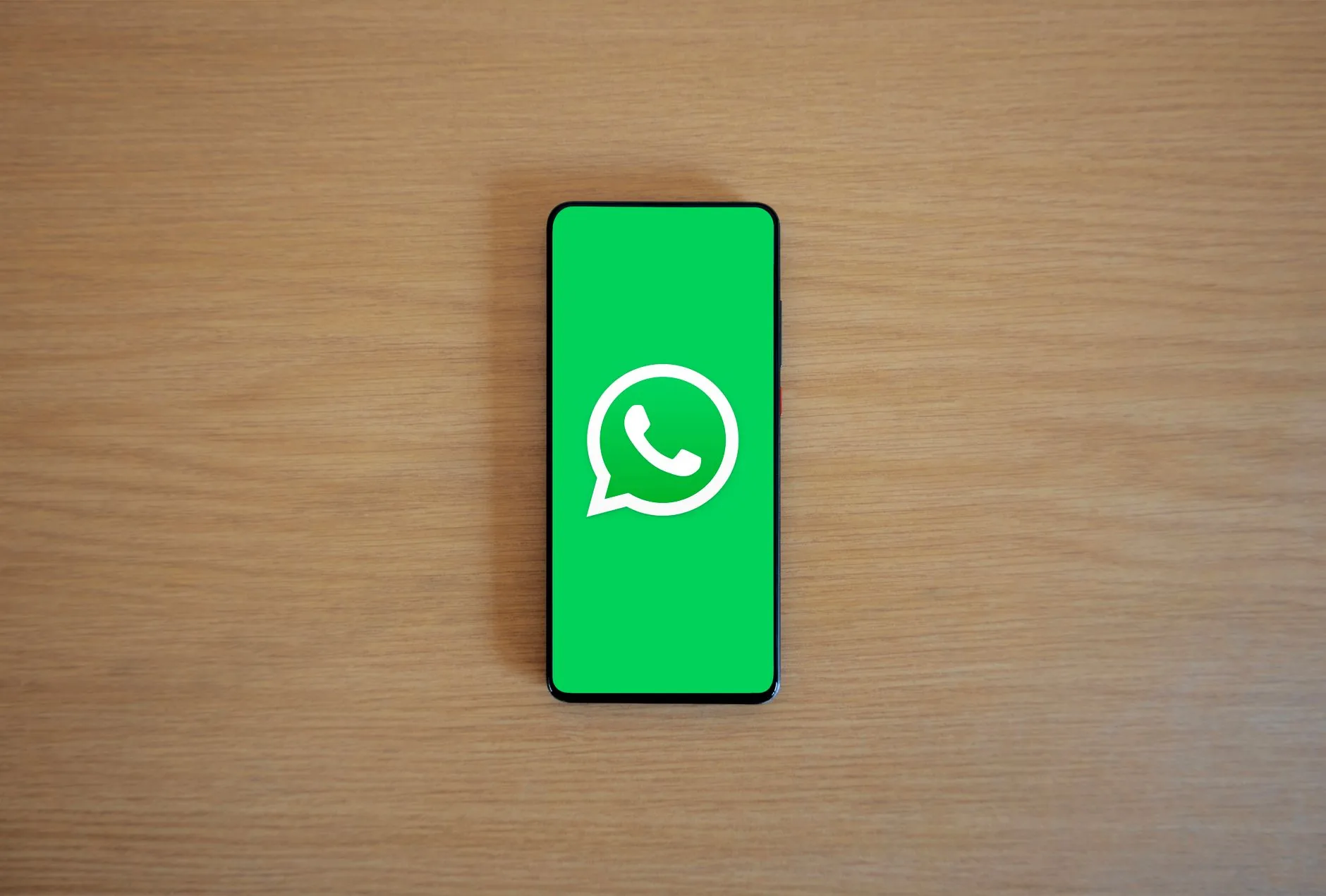 Telemóvel com a app WhatsApp Business aberta numa conversa de atendimento ao cliente